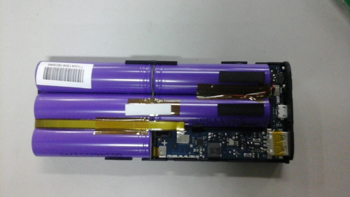 小米行動電源，四顆燈閃爍，無法充電