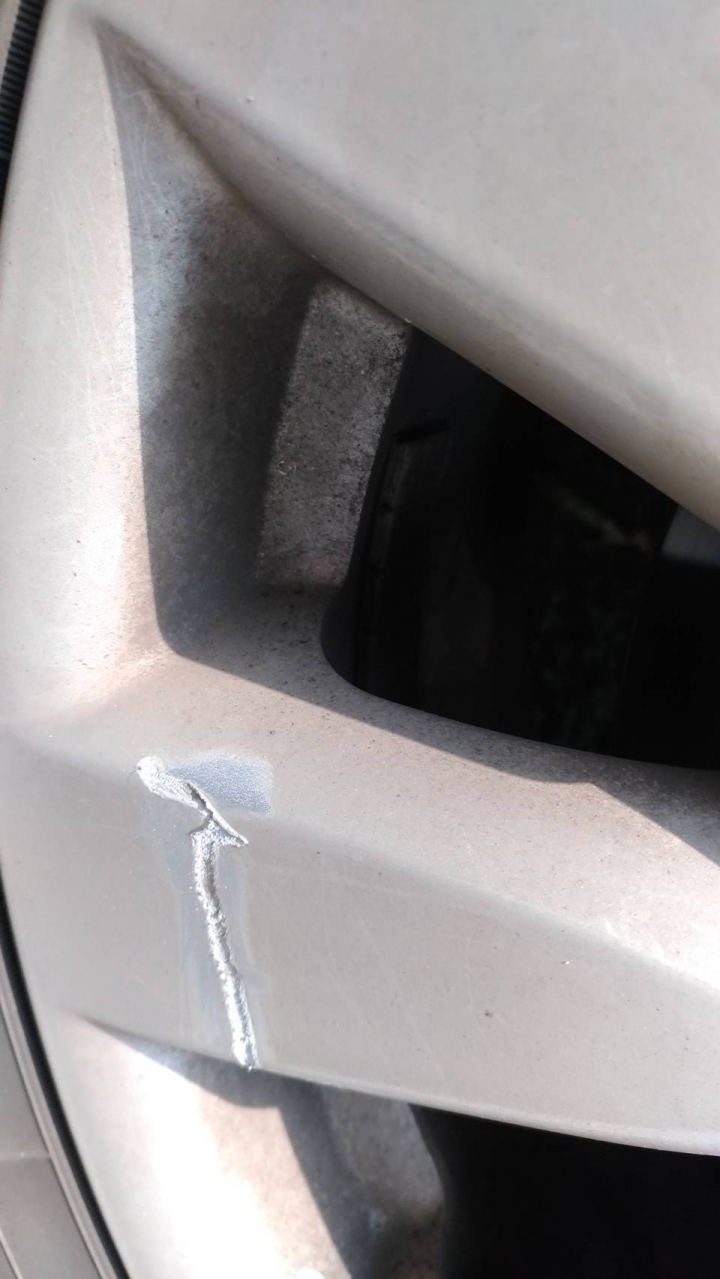 輪框傷到, 這樣該如何處理?