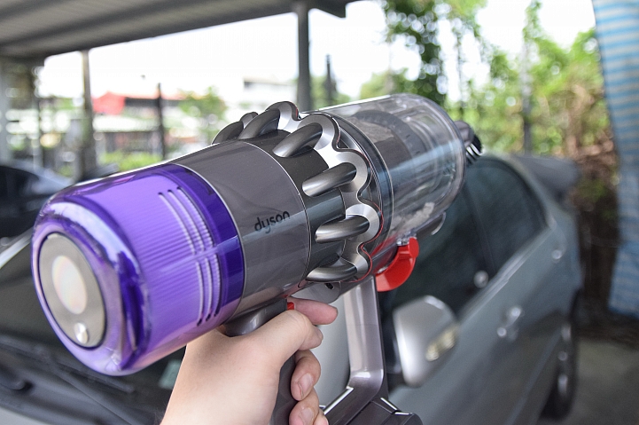 《Dyson V11™無線吸塵器》試用心得 好用 持久 家中清潔一次搞定