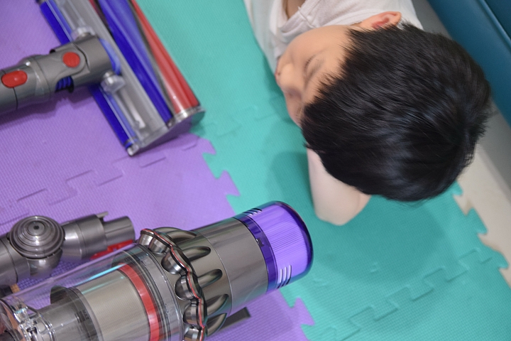 《Dyson V11™無線吸塵器》試用心得 好用 持久 家中清潔一次搞定