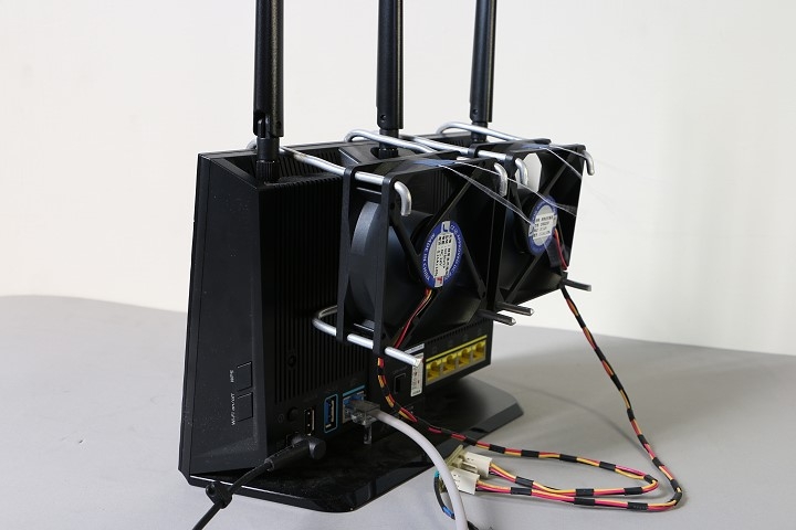 RT-AC68U 加掛散熱風扇~免螺絲、免黏貼、好清理