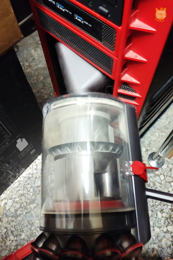 《Dyson V11™無線吸塵器》柚子多樂貓爺堂試用報告：看貓奴宅夫妻如何將貓毛、灰塵肆虐的老房子打掃乾淨