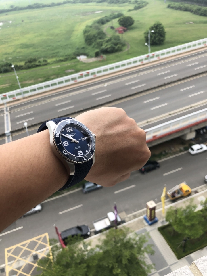 藍色陶瓷 43mm 膠帶款 ，比想像中好看