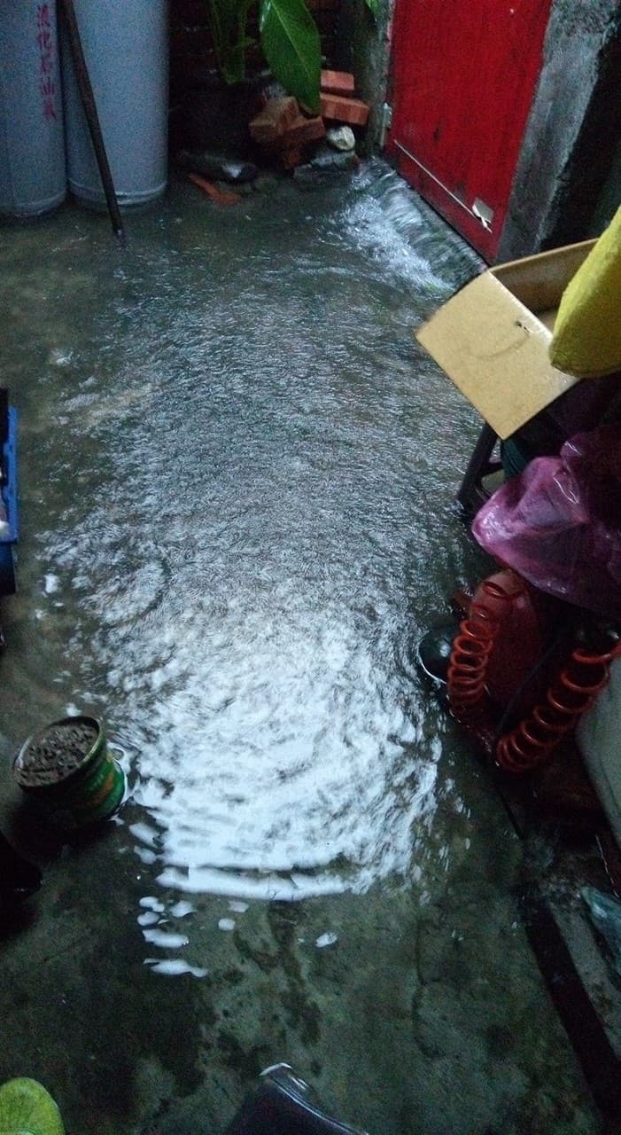 是怎樣啦！換個市長就大淹水！(附上報導煙攤新聞)