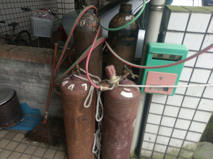 住家外擺放危險物品，可以報警處理嗎？