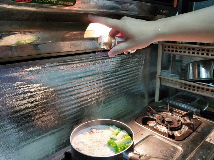 為老婆下廚之不專業料理香菇雞湯麵