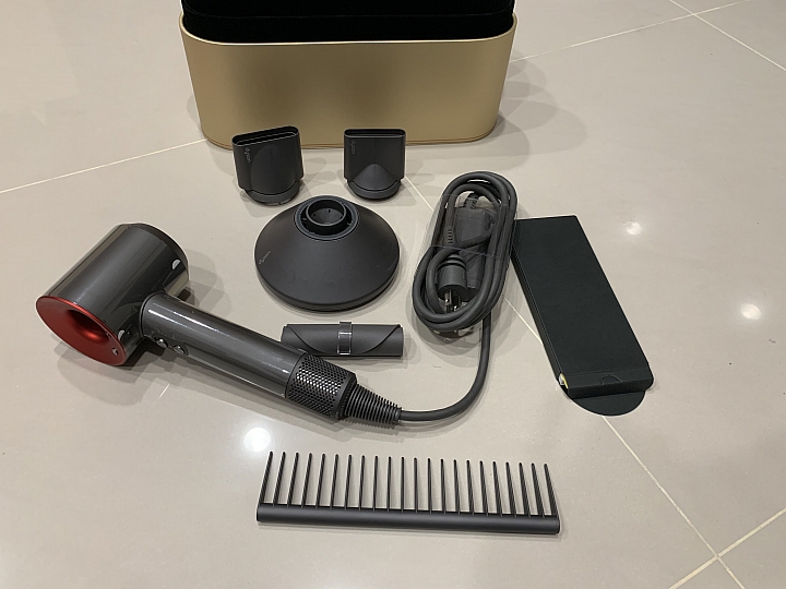 【開箱】真的假的 ?  買一台DYSON吹風機給貓主子吹毛用
