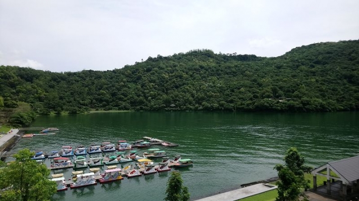 花蓮、宜蘭、東北角悠悠哉哉四天三夜親子之旅Day2-2行程~]山中的優美湖畔~鯉魚潭~踩船及騎腳踏車的好去處