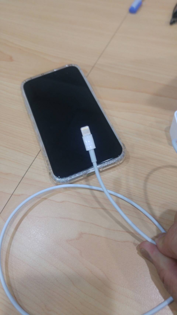 Iphone XR 充電接頭融化燙到