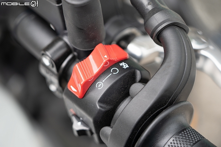 YAMAHA XSR700 試駕 迷人又不失運動性的新古典車款