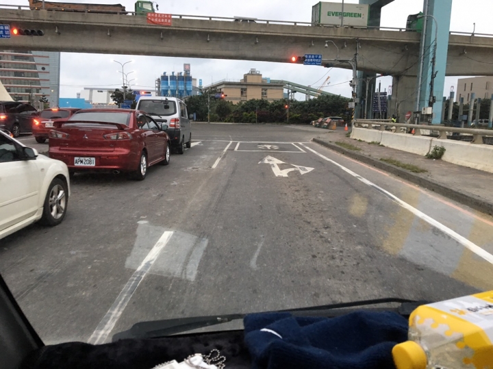 兩個車道可同時右轉的事故判定