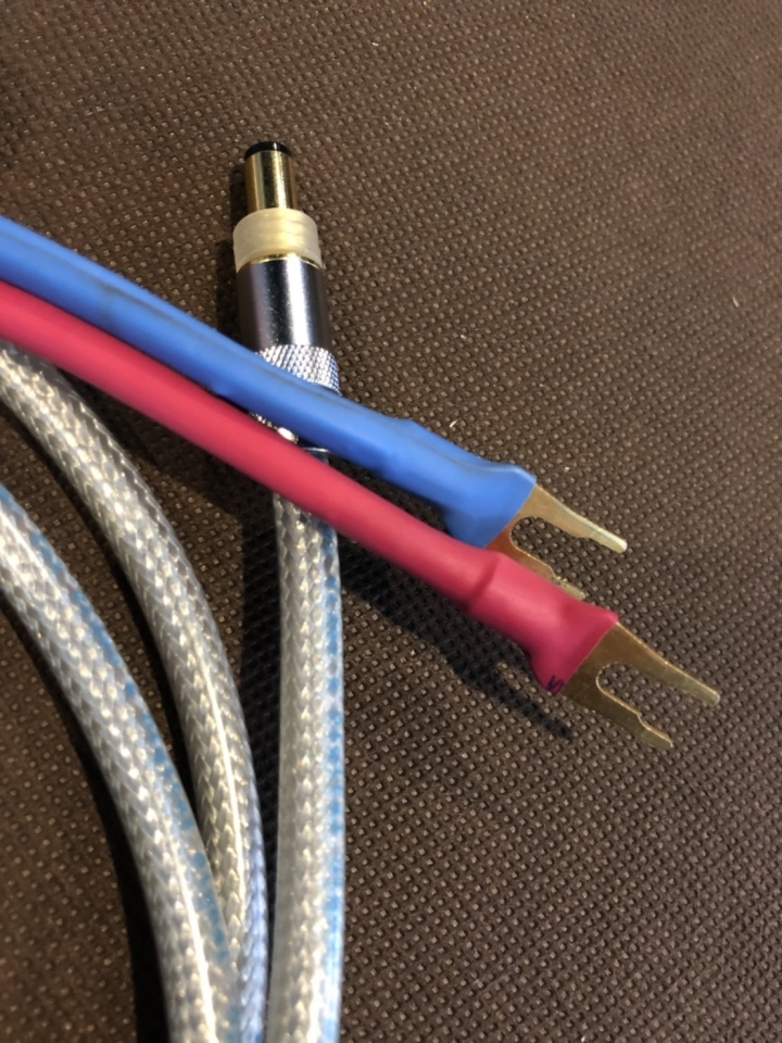 最近客人訂做了一條DC2.1 - Y型插的線..請教前輩這能做什麼?
