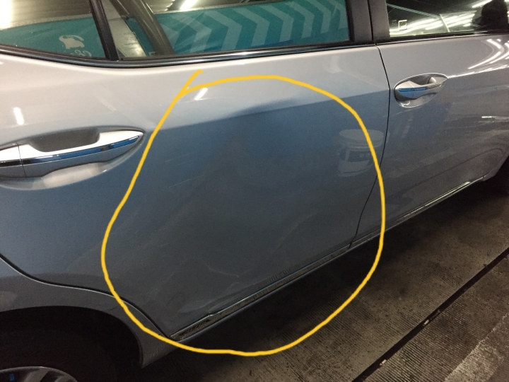 Altis 11代後車門撞到柱子鈑金凹陷