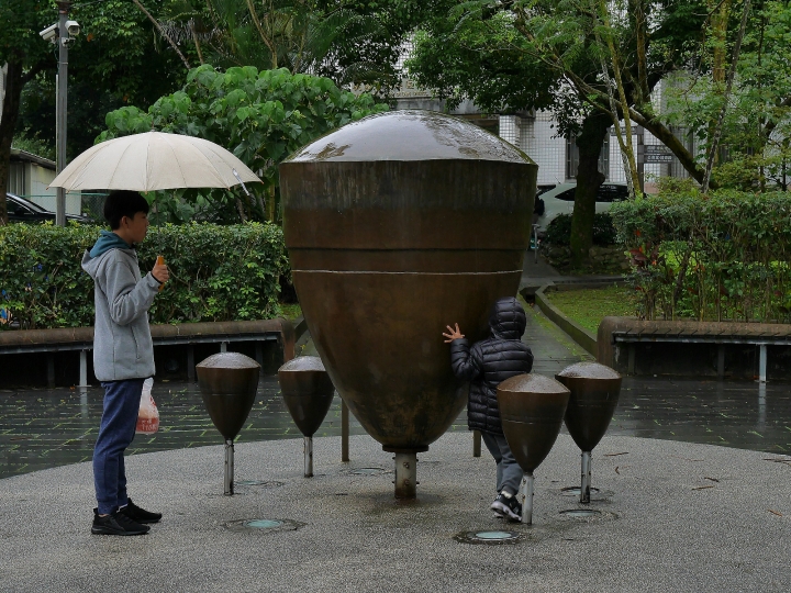 桃園 大溪 大溪橋與景觀透明電梯，外掛中正公園 — 美侖美奐的巴洛克裝飾現代人行橋與方便的垂直電梯