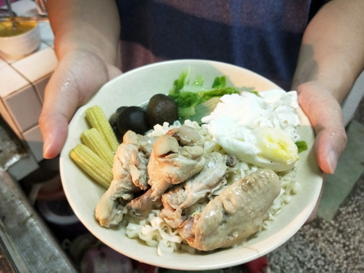 為老婆下廚之不專業料理香菇雞湯麵