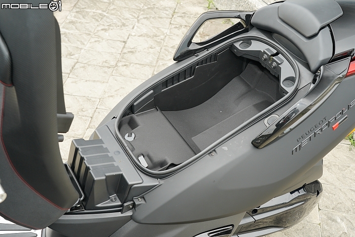 【採訪】三輪獅群來襲 PEUGEOT Metropolis 400 RX-R / 400 ALLURE 登台實拍介紹