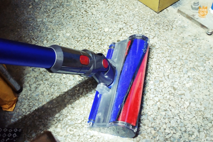 《Dyson V11™無線吸塵器》柚子多樂貓爺堂試用報告：看貓奴宅夫妻如何將貓毛、灰塵肆虐的老房子打掃乾淨