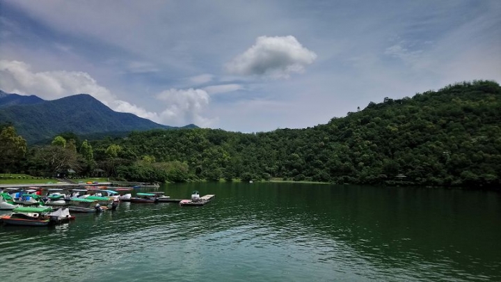 花蓮、宜蘭、東北角悠悠哉哉四天三夜親子之旅Day2-2行程~]山中的優美湖畔~鯉魚潭~踩船及騎腳踏車的好去處