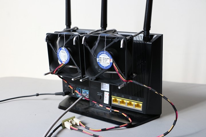 RT-AC68U 加掛散熱風扇~免螺絲、免黏貼、好清理