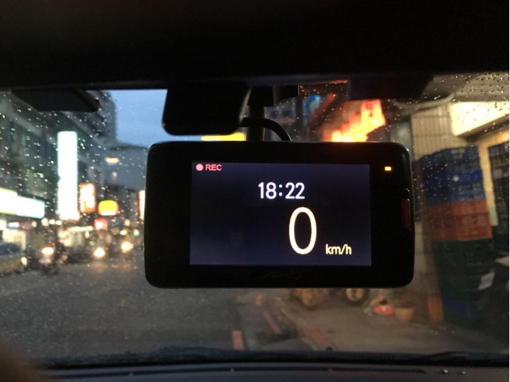 Mio 791 在 HUD 模式時的底色霧白，正常嗎？