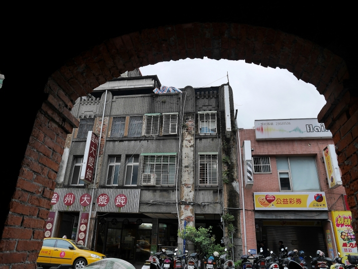 臺北市 萬華區 剝皮寮歷史街區之土炭市與清代老屋 － 古蹟燒與「四月望雨-鄧雨賢」特展