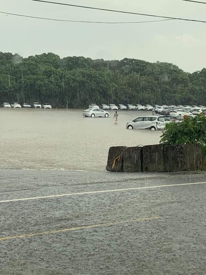 新車停車場泡水囉