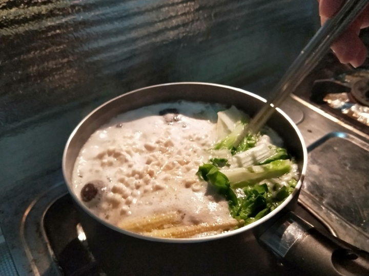 為老婆下廚之不專業料理香菇雞湯麵