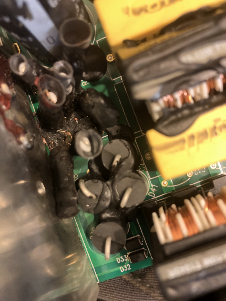 請問哪裡買得到羅技z906的供電版 以下附圖