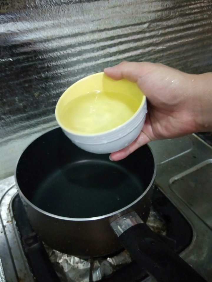 為老婆下廚之不專業料理香菇雞湯麵