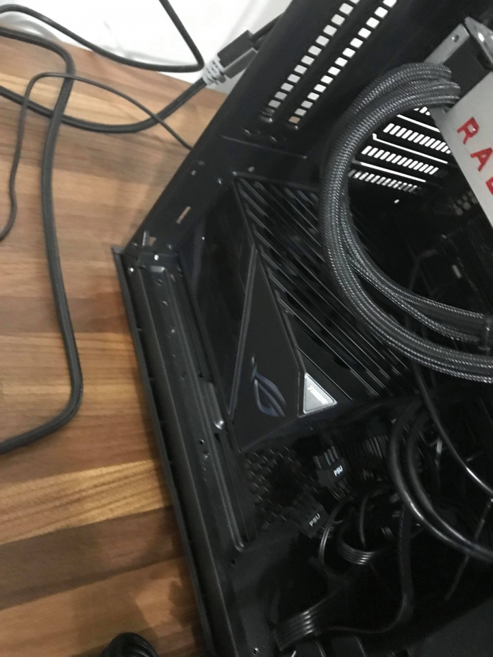 [5/14更新，是異物入侵，非產品有問題]ASUS ROG Thor 850W Power疑似燒起來...