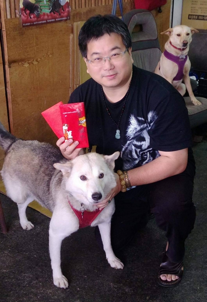 生肖屬虎的郭台銘董事長篤信媽祖和關公，同樣生肖屬虎的照生會董冠富執行長也篤信關公，都擁有自己的版圖