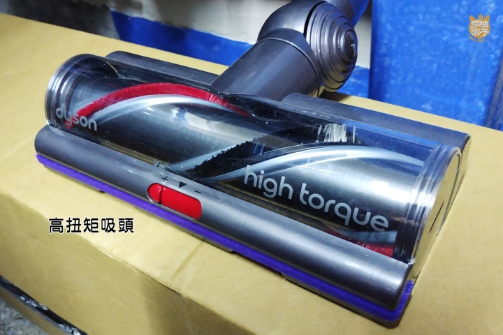 《Dyson V11™無線吸塵器》柚子多樂貓爺堂試用報告：看貓奴宅夫妻如何將貓毛、灰塵肆虐的老房子打掃乾淨