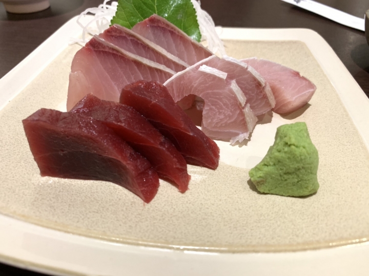 淡水【漁寮食堂】在地隱藏版美食，明星很愛。吃完在到漁人碼頭，超級在地隱藏行程，同時還可以遠眺觀音山、看淡水河口、台北港、福容大飯店