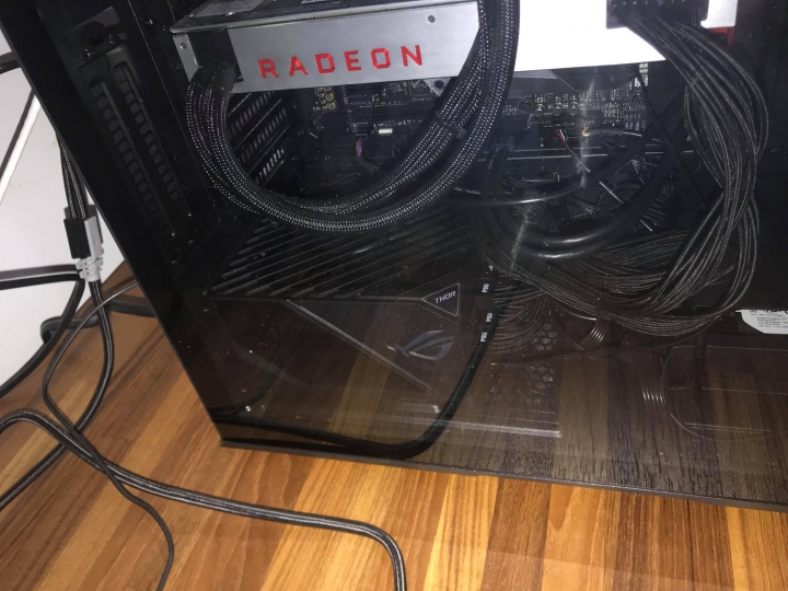 [5/14更新，是異物入侵，非產品有問題]ASUS ROG Thor 850W Power疑似燒起來...