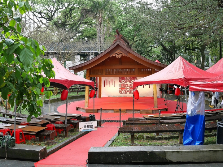 桃園 大溪 大溪橋與景觀透明電梯，外掛中正公園 — 美侖美奐的巴洛克裝飾現代人行橋與方便的垂直電梯