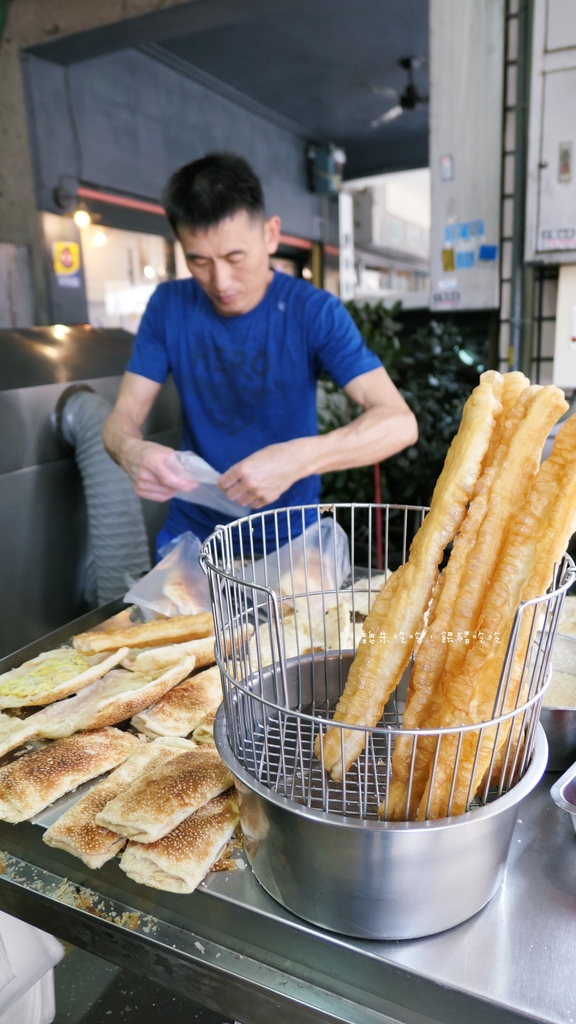 |台中| 巨人傳統早餐 | 燒餅酥脆,選擇多份量足的優秀早餐店