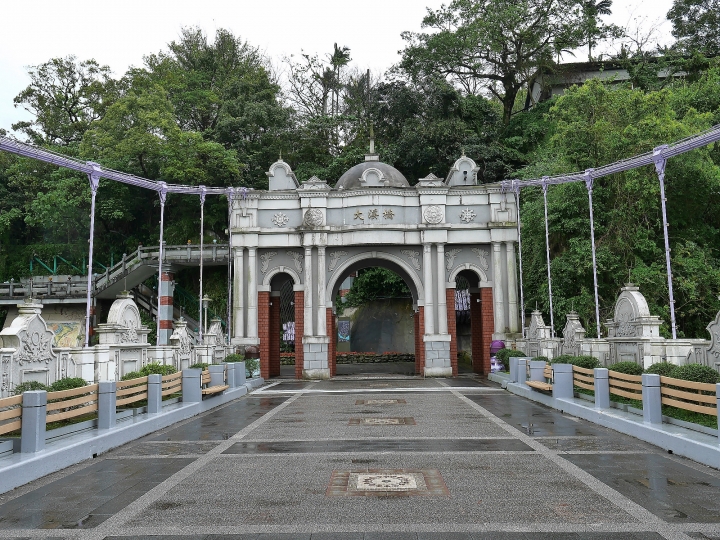 桃園 大溪 大溪橋與景觀透明電梯，外掛中正公園 — 美侖美奐的巴洛克裝飾現代人行橋與方便的垂直電梯