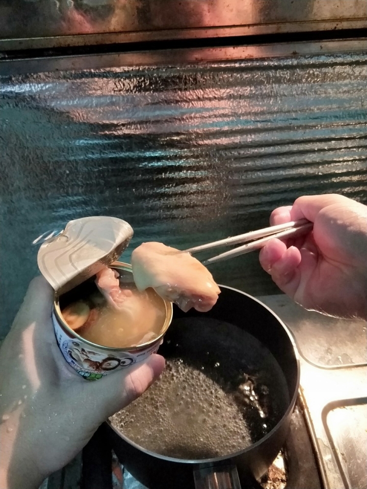 為老婆下廚之不專業料理香菇雞湯麵