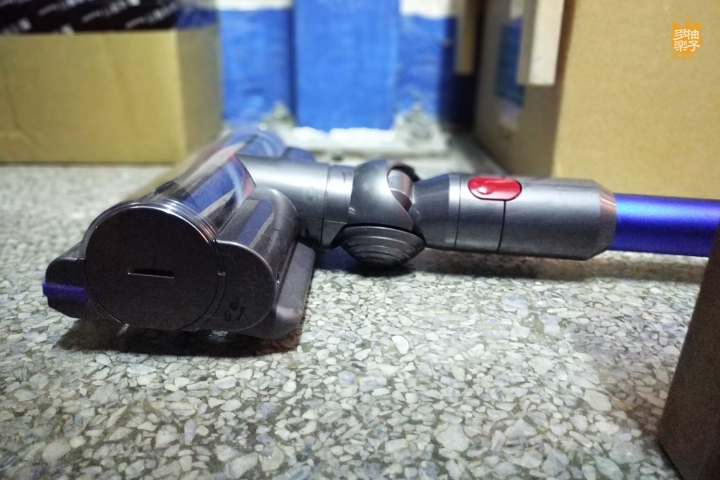 《Dyson V11™無線吸塵器》柚子多樂貓爺堂試用報告：看貓奴宅夫妻如何將貓毛、灰塵肆虐的老房子打掃乾淨