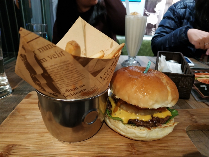 [食記] 臺北市 文山區  PATIO 46 — 好吃的美式漢堡