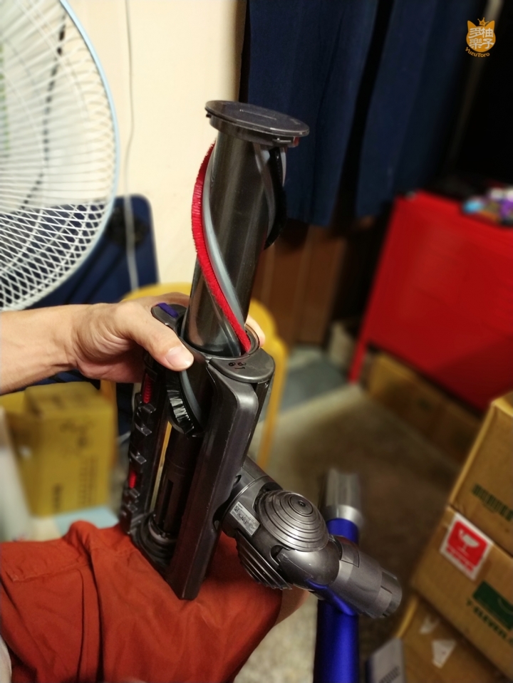 《Dyson V11™無線吸塵器》柚子多樂貓爺堂試用報告：看貓奴宅夫妻如何將貓毛、灰塵肆虐的老房子打掃乾淨