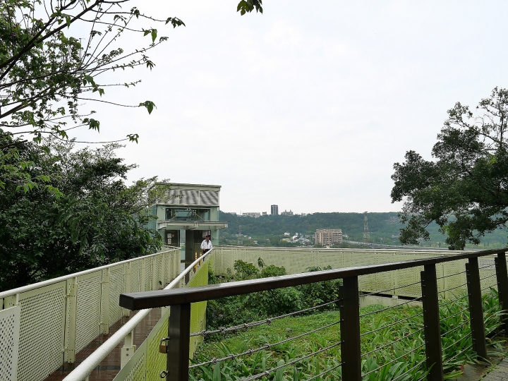 桃園 大溪 大溪橋與景觀透明電梯，外掛中正公園 — 美侖美奐的巴洛克裝飾現代人行橋與方便的垂直電梯