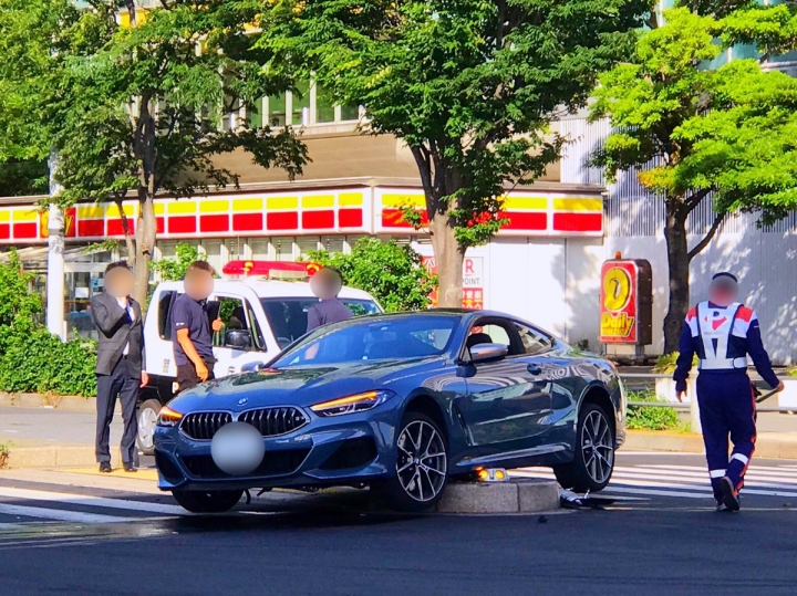 試乘車撞分隔島