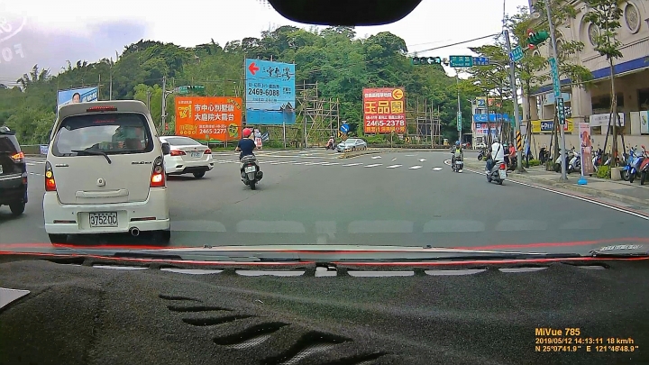台灣就是充斥這種違規爛人,自私到妨礙守法的用路人也無所謂