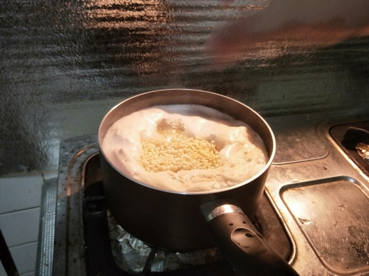 為老婆下廚之不專業料理香菇雞湯麵
