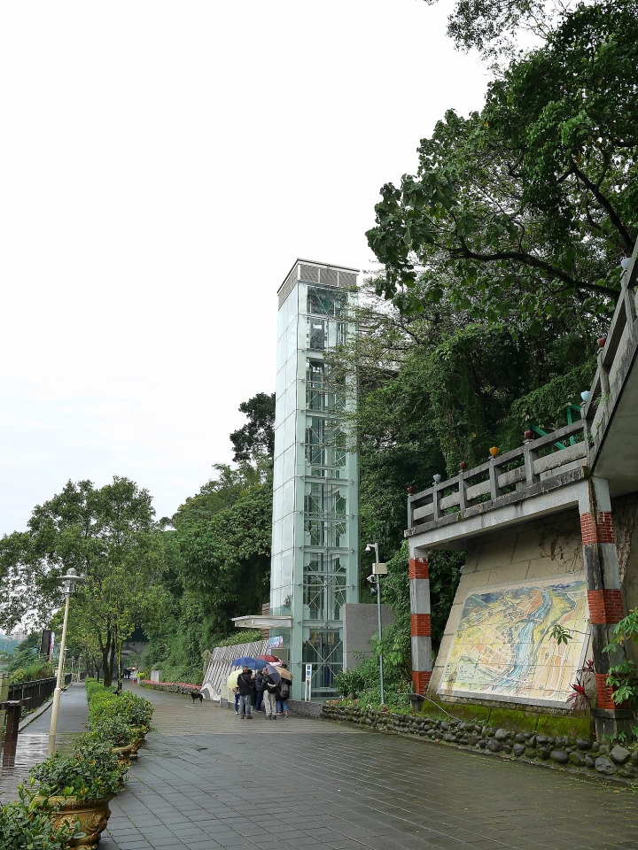 桃園 大溪 大溪橋與景觀透明電梯，外掛中正公園 — 美侖美奐的巴洛克裝飾現代人行橋與方便的垂直電梯