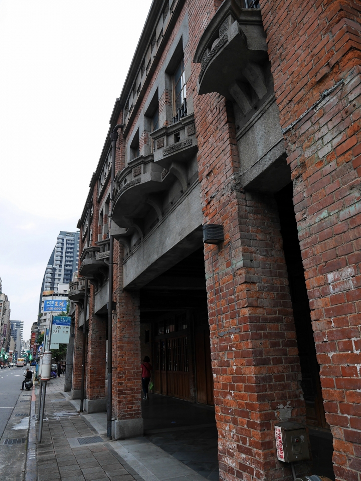 臺北市 萬華區 剝皮寮歷史街區之土炭市與清代老屋 － 古蹟燒與「四月望雨-鄧雨賢」特展