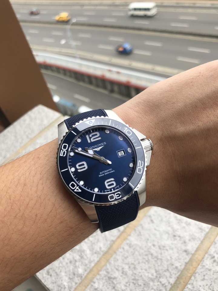 藍色陶瓷 43mm 膠帶款 ，比想像中好看