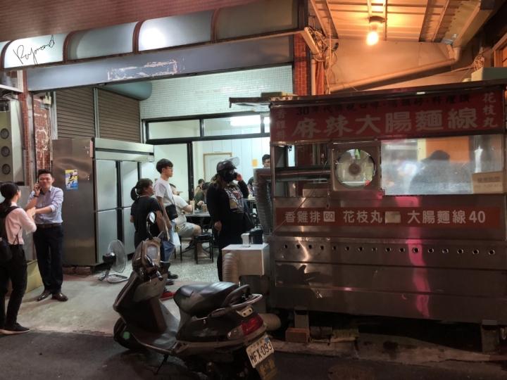 ＝台中美食＝  廣三sogo旁 麻辣麵線.香雞排.花枝丸 /  超人氣巷弄小吃  / 老闆，菜單全部來一份！