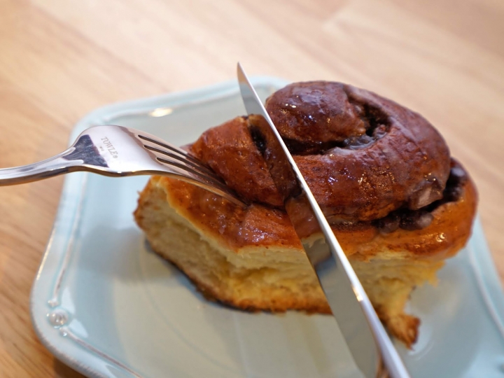 [食記] 新竹。吉十咖啡 肉桂捲 甜點 專業烘焙教室GODSPEED CAFÉ \x26 BAKERY。文青咖啡店+專業烘焙教室!點飲料只要再加49元就有超值早餐!下午茶聚餐推薦!